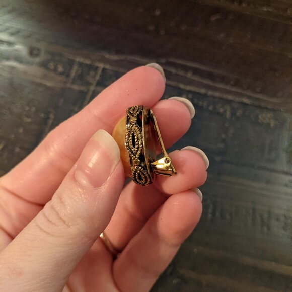 Vintage MCM Butterscotch Resin Brooch Clip-On Earrings Set Gold Tone Ornate Glam - Picture 7 of 9